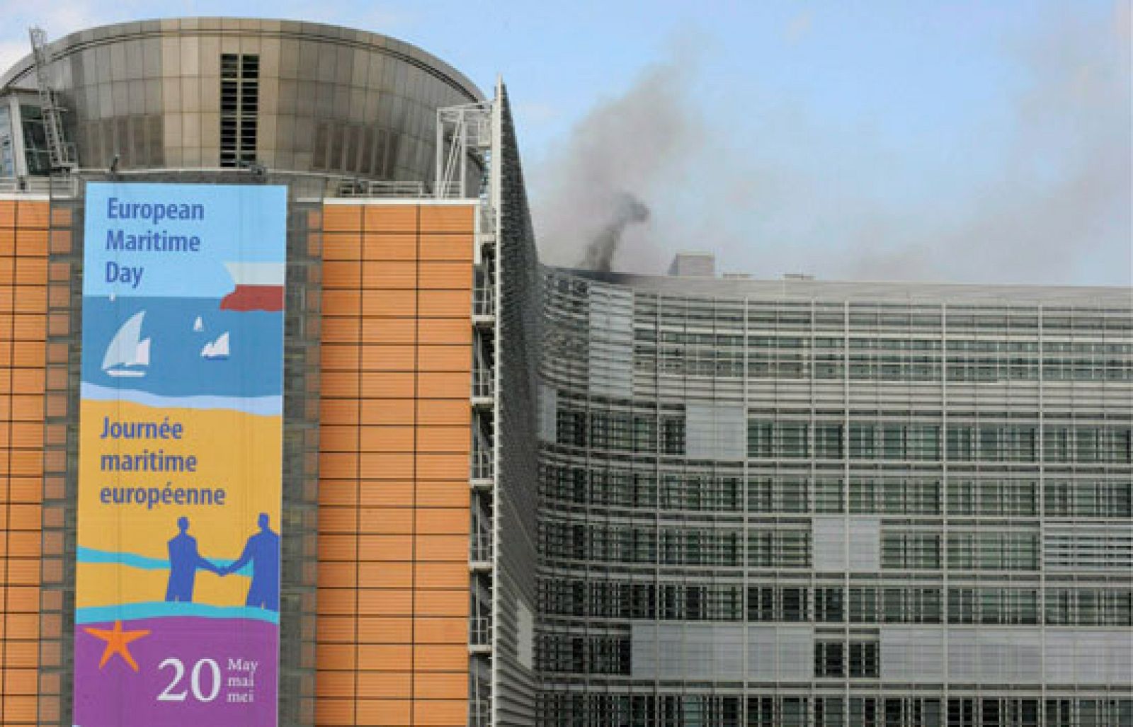 La Comisión Europea evacúa su sede en Bruselas por un incendio | Ver