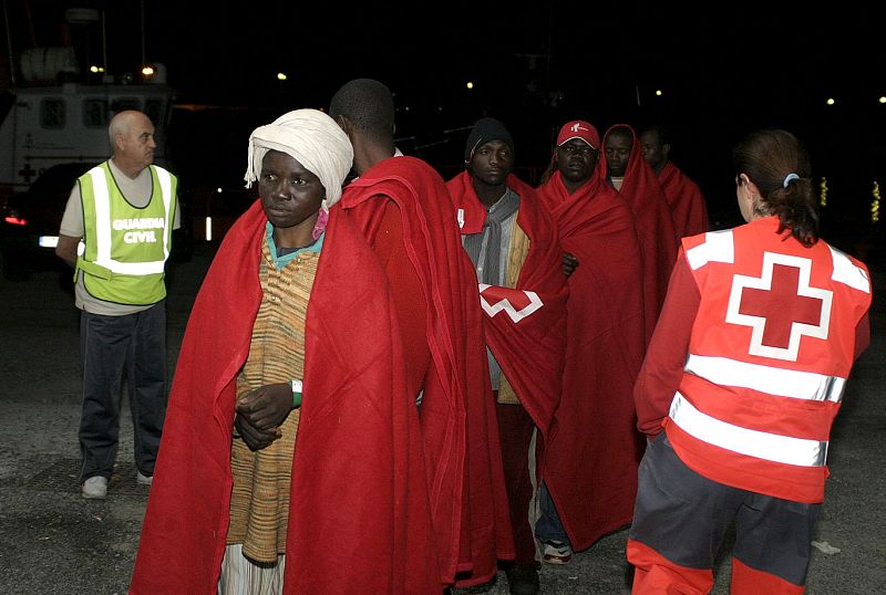 Detenidos al menos 96 inmigrantes de dos pateras en la costa granadina