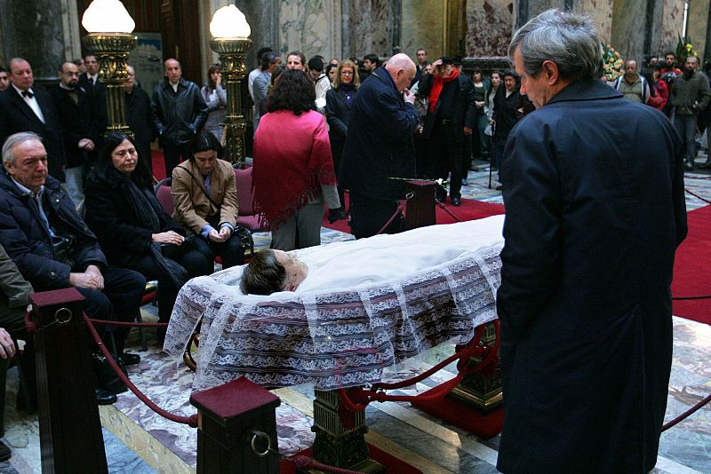 Emotivo, multitudinario y silencioso adiós a Mario Benedetti en Uruguay