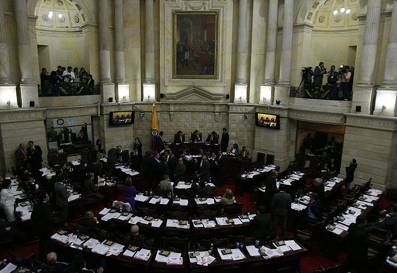 El Senado de Colombia aprueba un referendo para que Uribe pueda optar a su tercer mandato