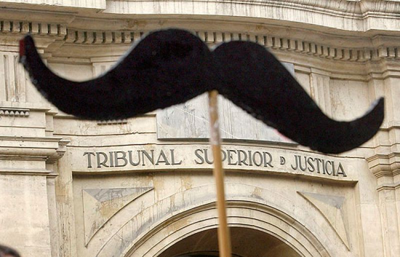 Defensores y críticos del presidente valenciano se enfrentan entre "bigotes" y "Yes, we Camps"