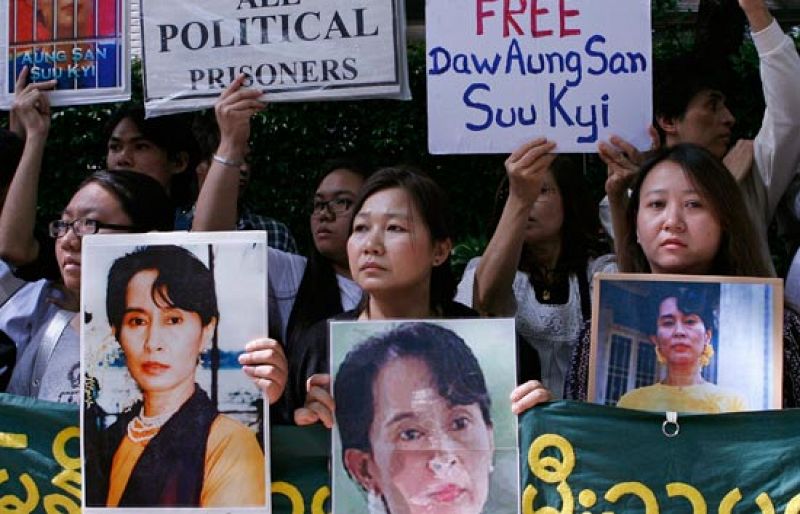 La opositora birmana Aung San Suu Kyi clama su inocencia ante el tribunal que la juzga