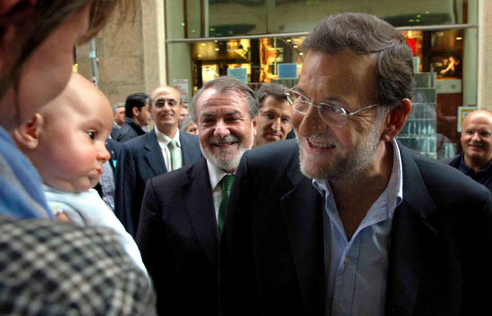 Mariano Rajoy acompaña a su candidato, Jaime Mayor Oreja, en Ourense | Ver