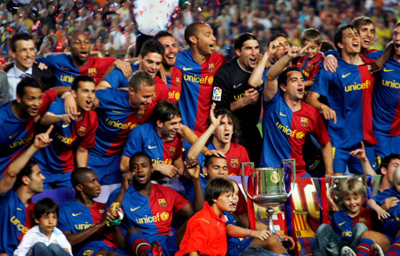 El Barcelona celebra la Liga y la Copa en casa