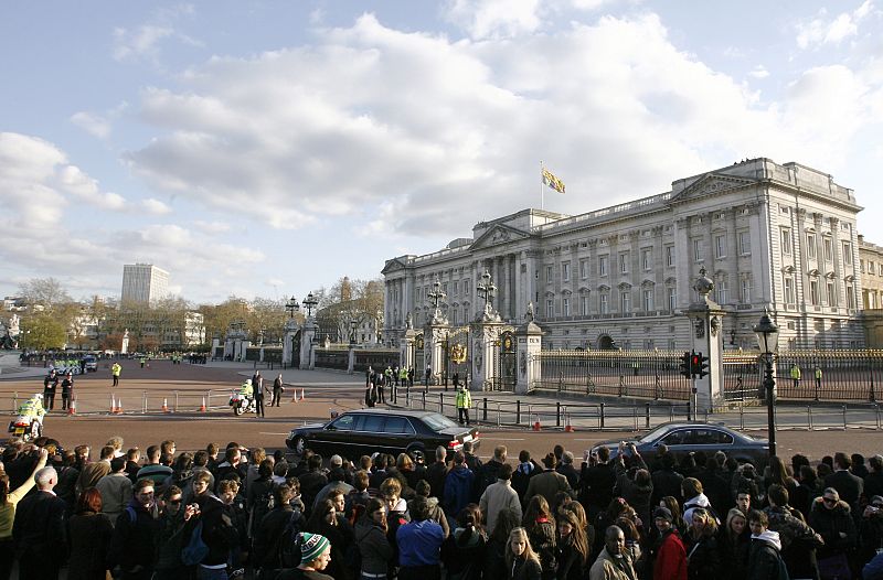 Dos periodistas entran en el Palacio de Buckingham tras sobornar a un conductor de la reina
