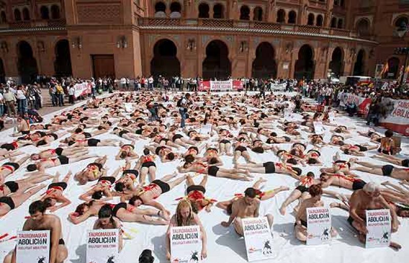 300 activistas se desnudan ante Las Ventas para pedir la abolición de la tauromaquia