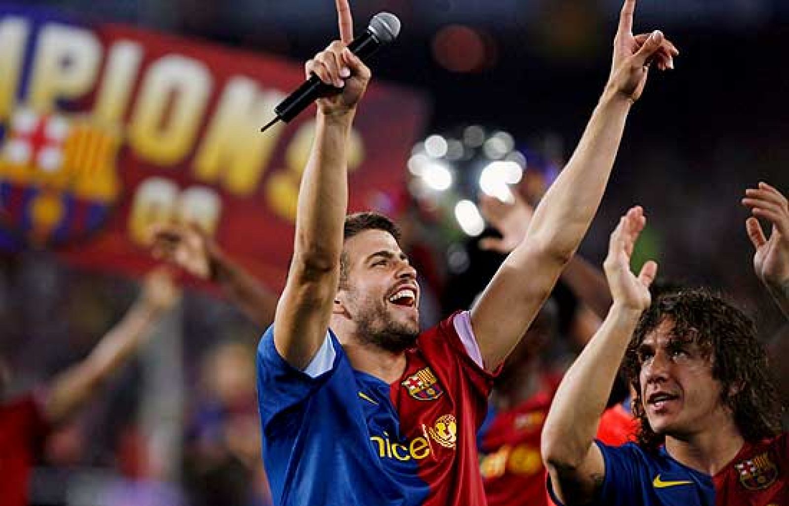 El barcelonismo ha encontrado un nuevo Samuel Eto'o en sus celebraciones, es el canterano Piqué, que animó a todos con sus cánticos antimadridistas.