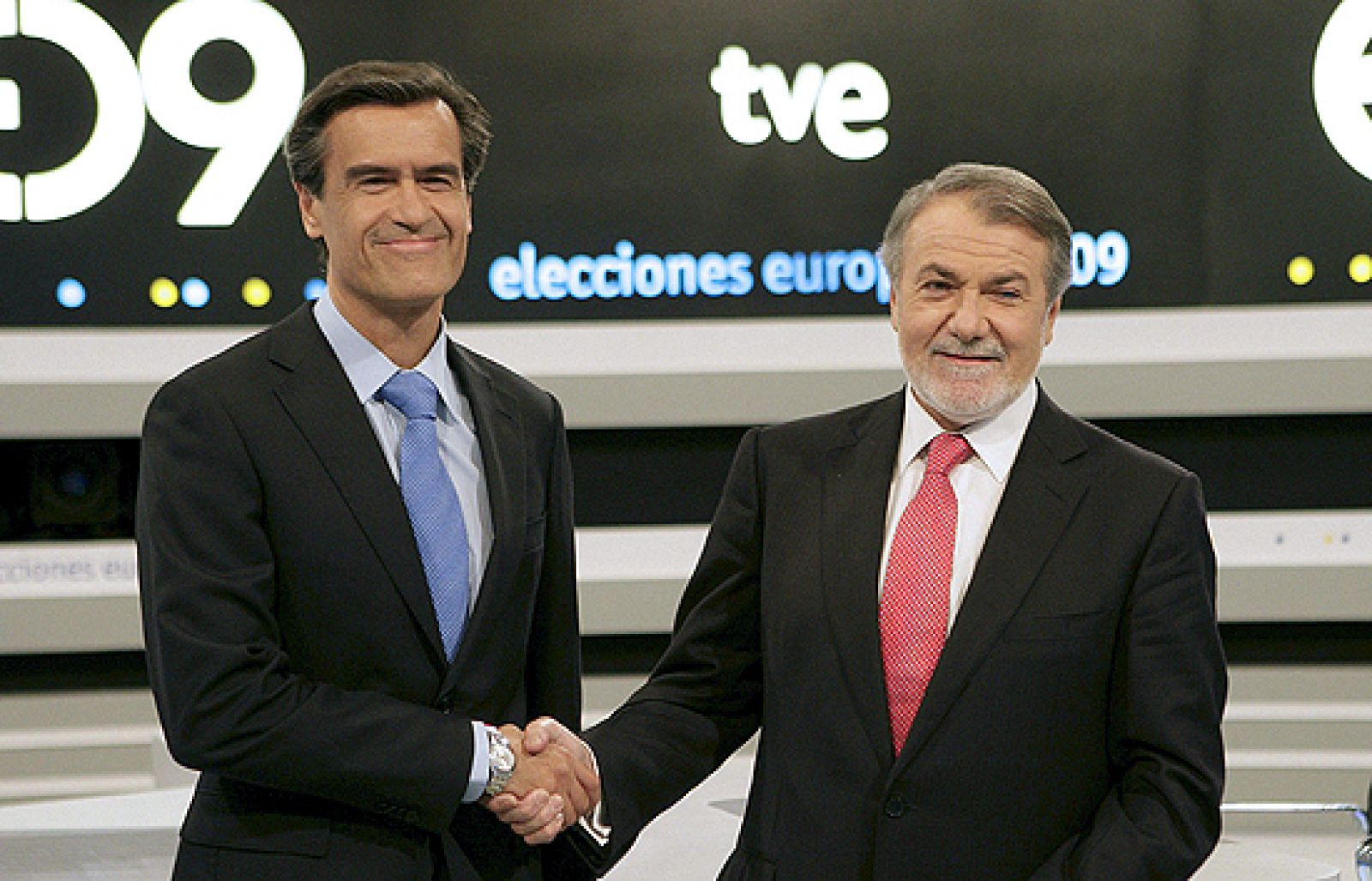 Los candidatos a las elecciones europeas por el PSOE y PP, Juan Fernando López Aguilar y Jaime Mayor Oreja, respectivamente, se han enfrentado en su primer cara a cara en un debate donde la mirada no ha estado puesta en Europa sino en los problemas d