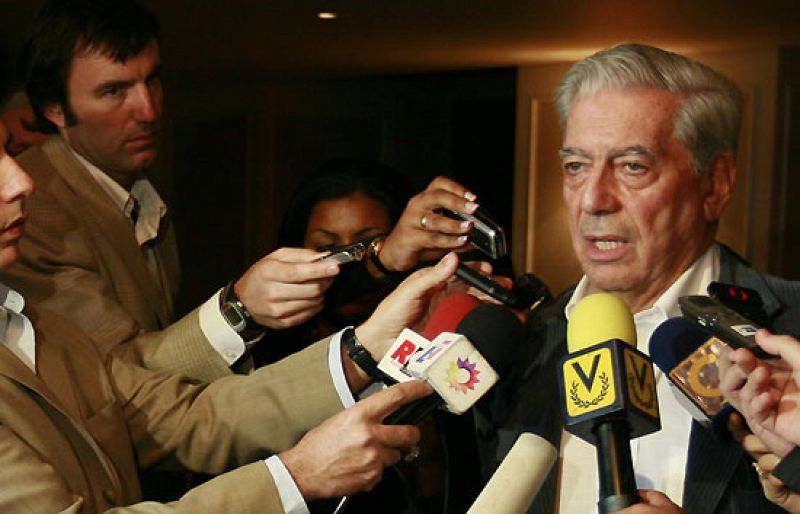 Retienen a Vargas Llosa al aterrizar en Venezuela