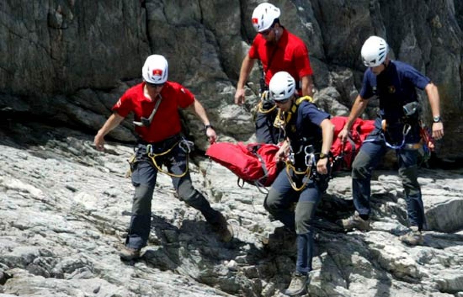 Los bomberos rescatan el cuerpo de la niña alemana desaparecida | Ver