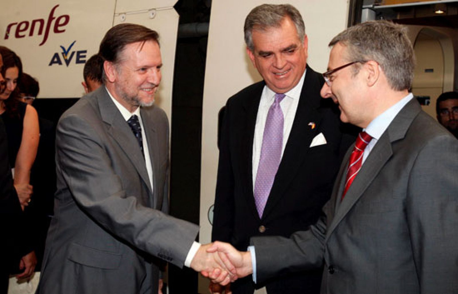 Representantes de la administración Obama visitan España para conocer cómo funciona el AVE | Ver