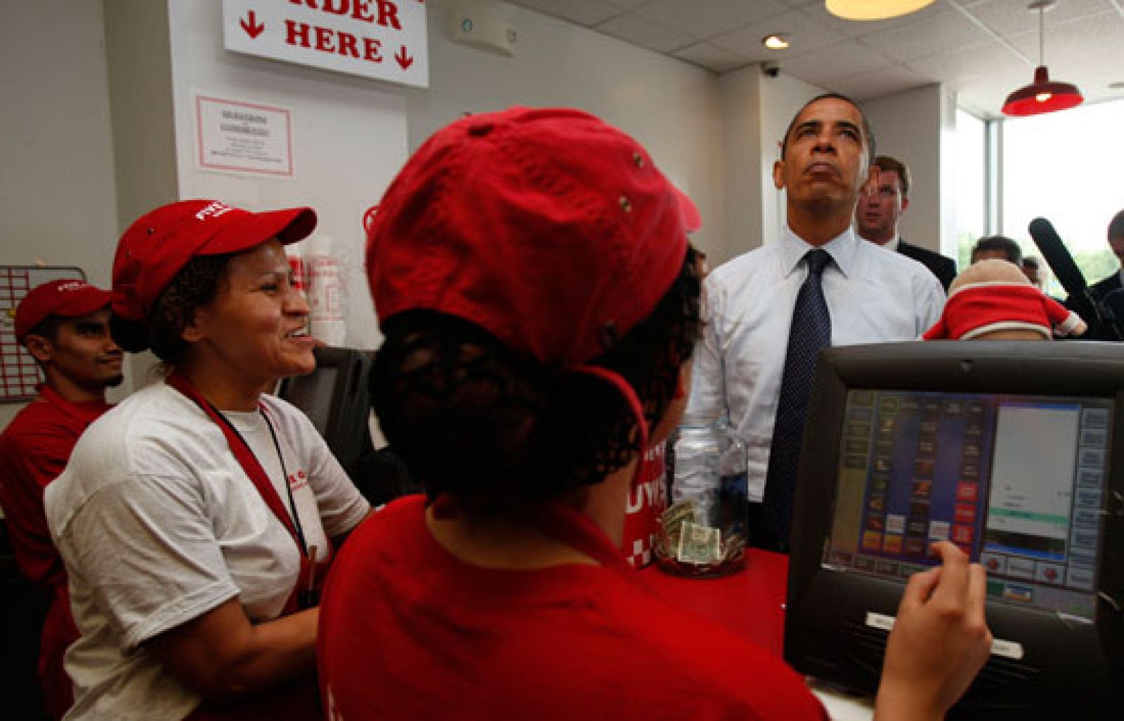 Obama compra dos bolsas de hamburguesas para el almuerzo de su equipo | Ver