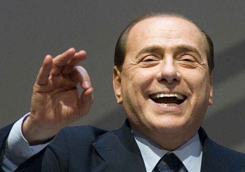 Berlusconi paraliza la publicación de unas fotos suyas en una fiesta con jovencitas