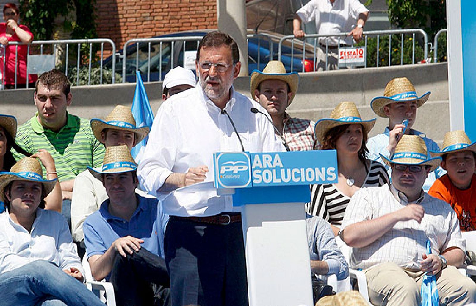 Rajoy hace campaña en Esplugues | Ver