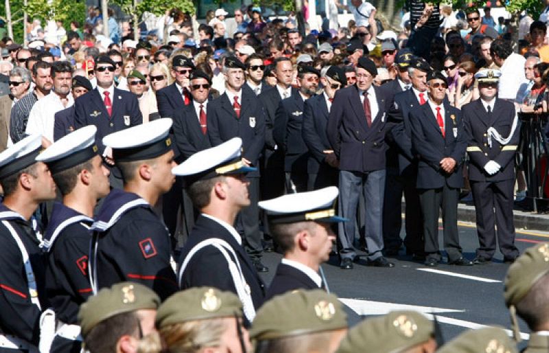 Ballesteros y Revilla participan en Santander en una jura de bandera junto a un grupo de civiles