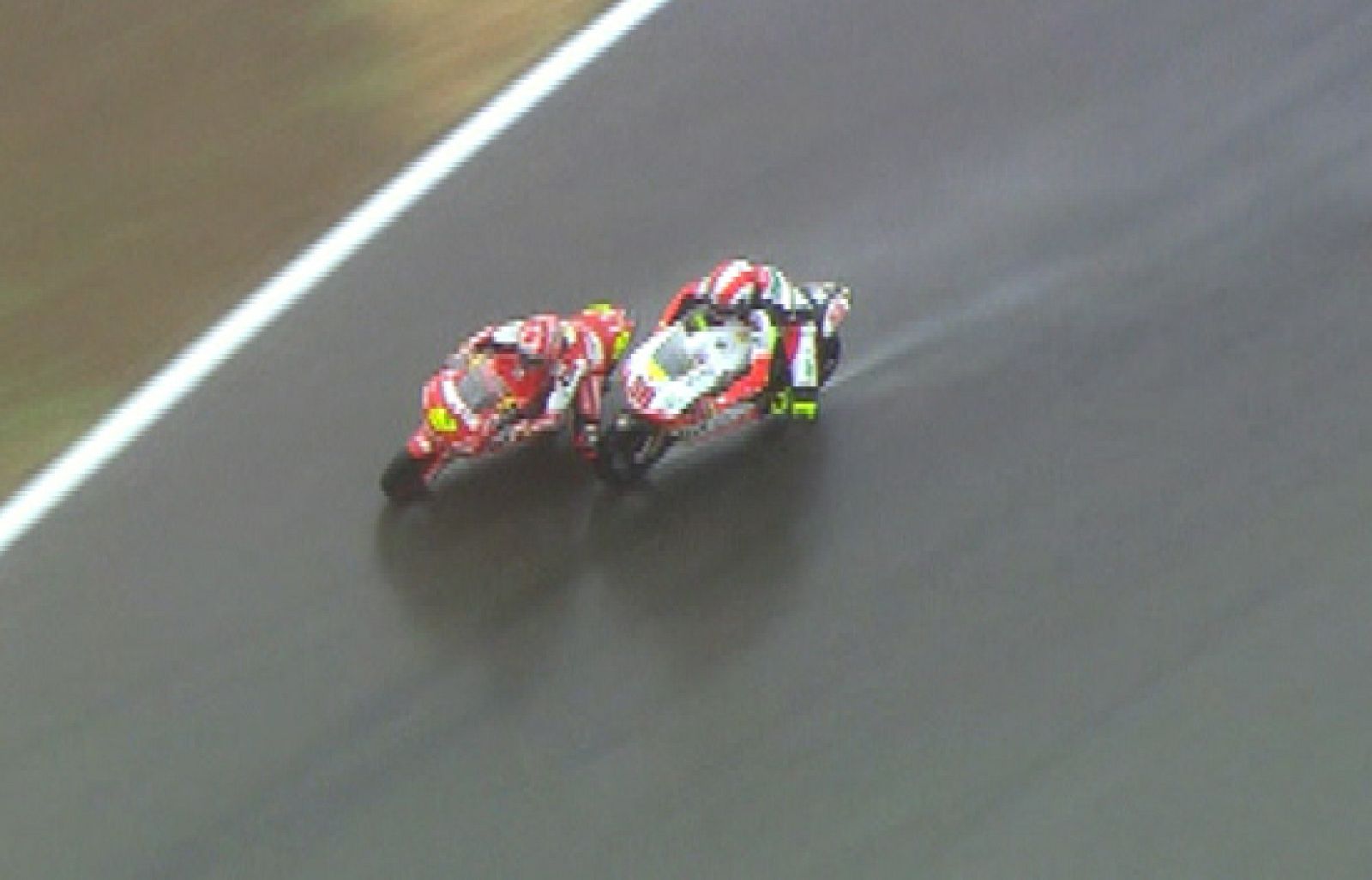 En una maniobra muy agresiva, Marco Simoncelli ha sacado de la pista a Álvaro Bautista.