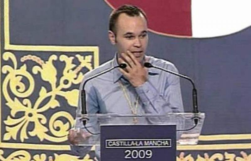 Iniesta recibe el reconocimiento de su tierra