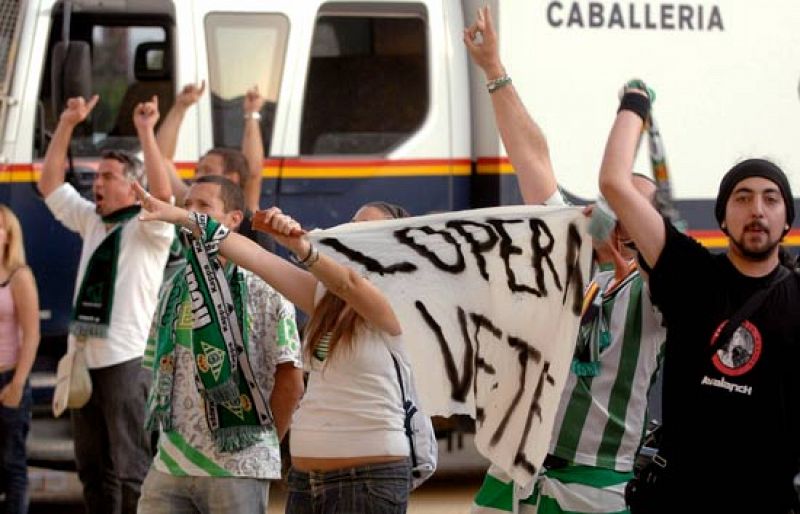 Aficionados del Betis lanzan vallas y piedras a la entrada del estadio