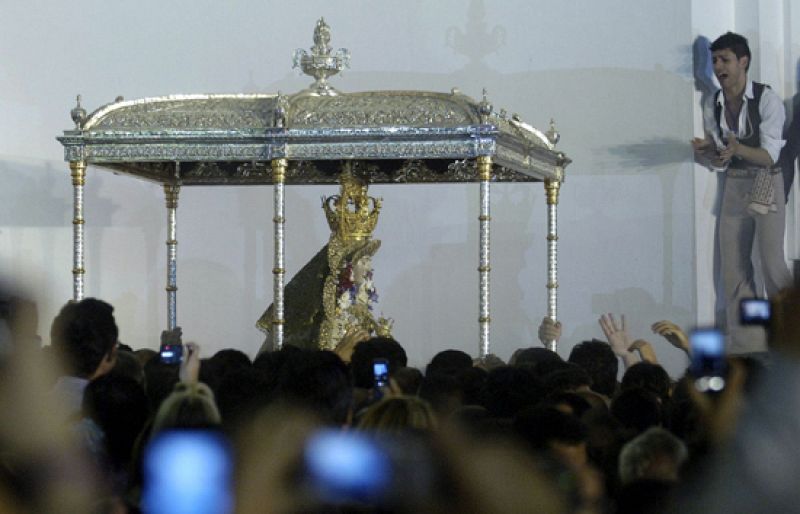 La Virgen del Rocío sale en procesión tras el tradicional 'salto de la reja'