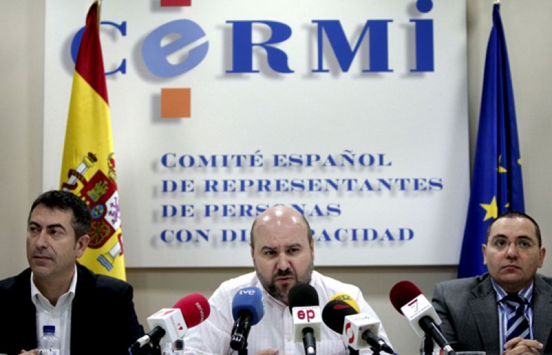Iberia condenada por discriminar a tres personas sordas a las que denegó el acceso a un avión