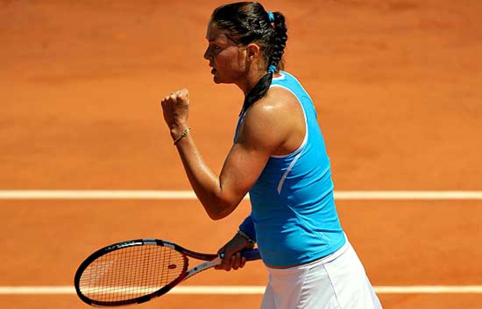 La tenista rusa Dinara Safina se convirtió en la primera  semifinalista del torneo de Roland Garros.