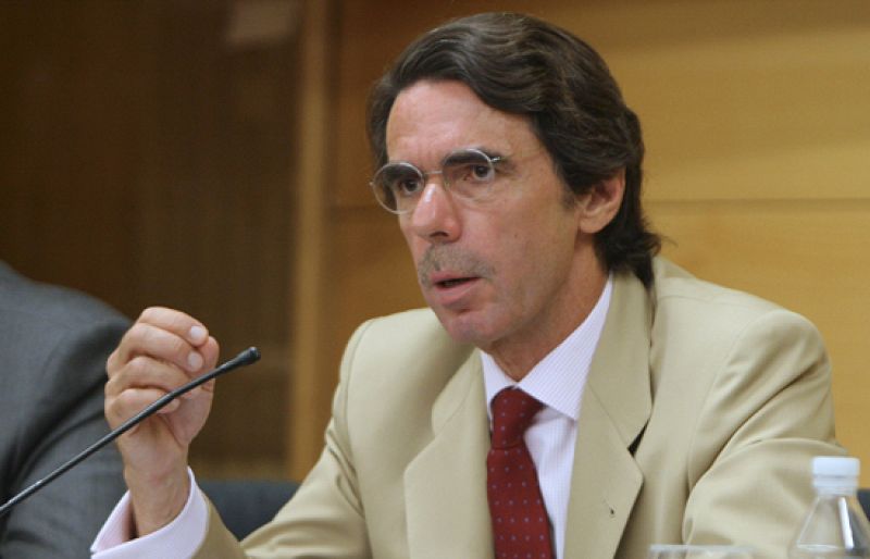 Aznar pide una "rectificación urgente" al Gobierno por cuestionar su seguridad