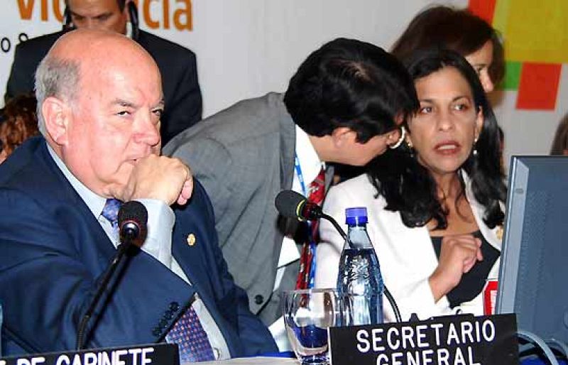 La OEA decide por aclamación levantar la suspensión a Cuba 47 años después