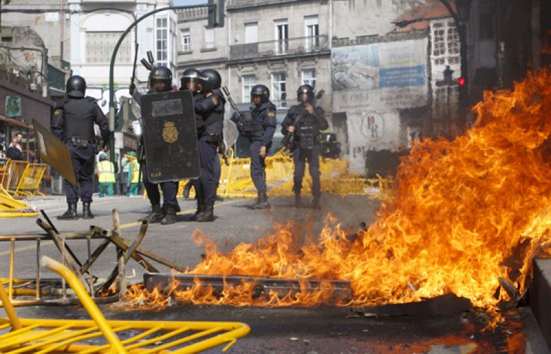 La Policía Nacional reprime a los huelguistas del metal al intentar tomar el Ayuntamiento de Vigo