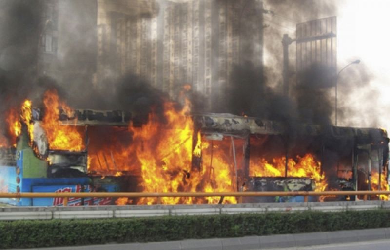 Mueren 25 personas y 76 resultan heridas en el incendio de un autobús en China