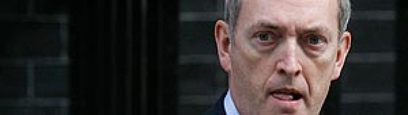 Dimite el ministro de Defensa británico, el cuarto que deja el Gobierno de Brown