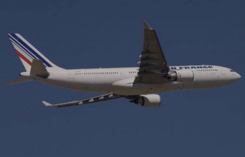 Brasil recupera dos cuerpos y parte de un ala del avión siniestrado de Air France