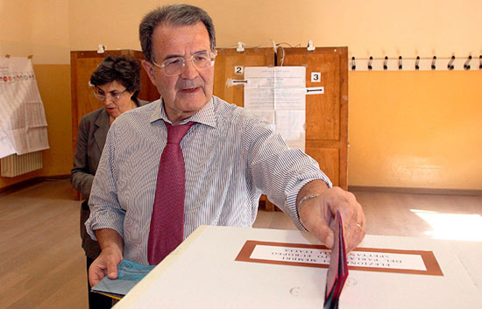 La primera jornada de votación en Italia se ha desarrollado con tranquilidad, con la ausencia de Berlusconi, que finalmente votará mañana en Milán.