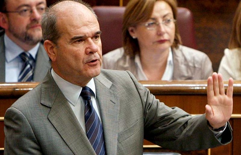 El PP dice a Chaves: "O renuncia a su cargo o Zapatero tendrá que cesarlo"