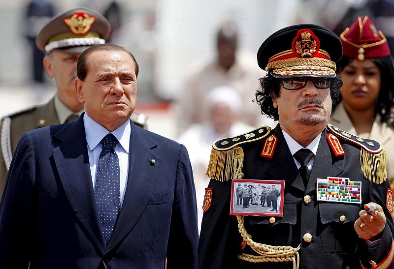 Gadafi se presenta en Roma con una foto de un líder de la resistencia antiitaliana