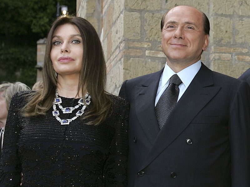 La mujer de Berlusconi se defiende