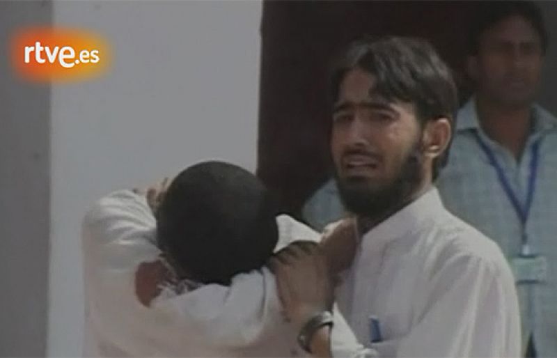 Dos atentados suicidas dejan al menos 10 muertos y un centenar de heridos en mezquitas de Pakistán
