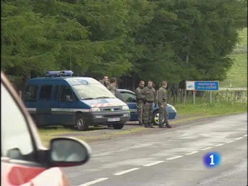 Hallan placas falsas, un ordenador y disquetes en el coche de los etarras que dispararon a un gendarme