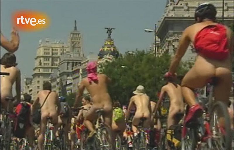 Ciclistas de 13 ciudades españolas denuncian 'desnudos ante el tráfico'