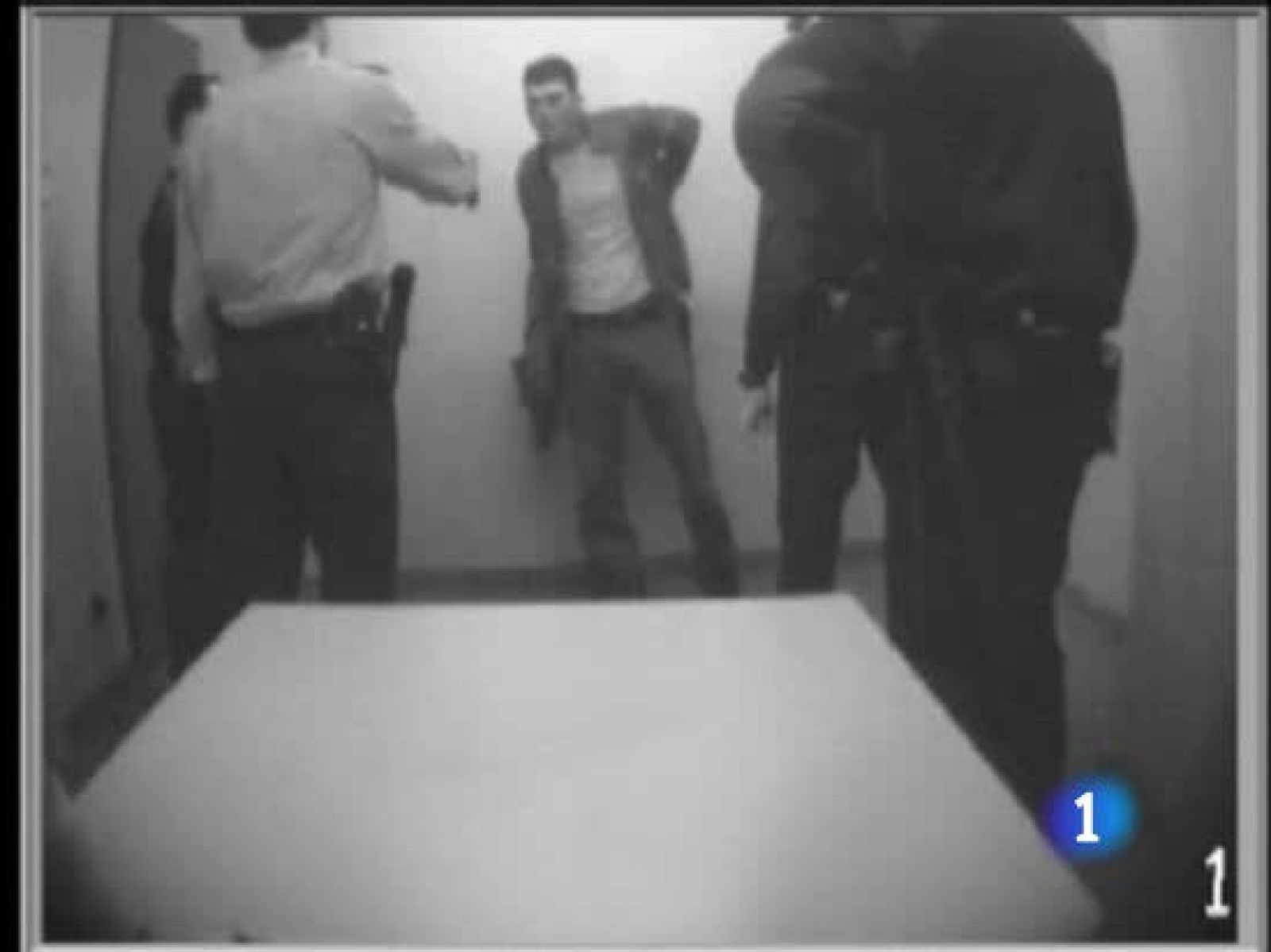 Absueltos los cuatro mossos acusados de maltratar a un detenido en la comisaría barcelonesa de Les Corts | Ver