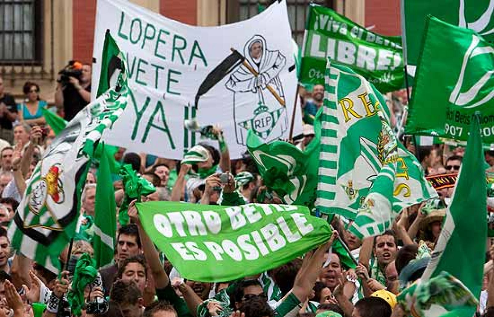 El beticismo pide la marcha de Lopera | Ver