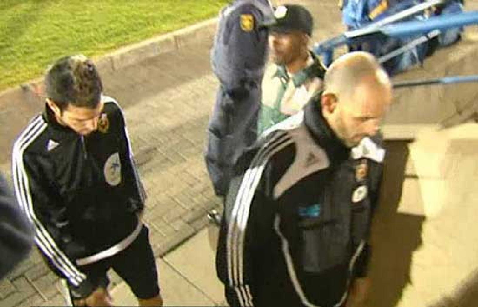 Xabi Alonso ha hecho una dura entrada a Cesc Fábregas, que se ha tenido que retirar del entrenamiento.