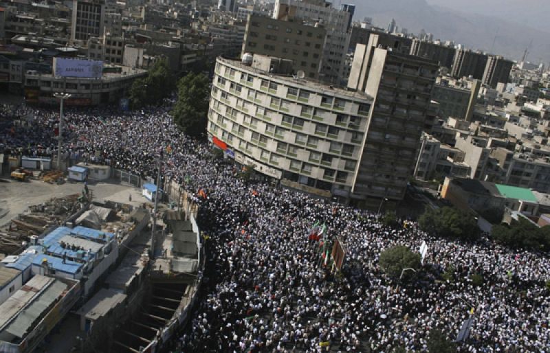 Ahmadineyad insiste en su legitimidad y Teherán acusa a la prensa de "sostener las revueltas"