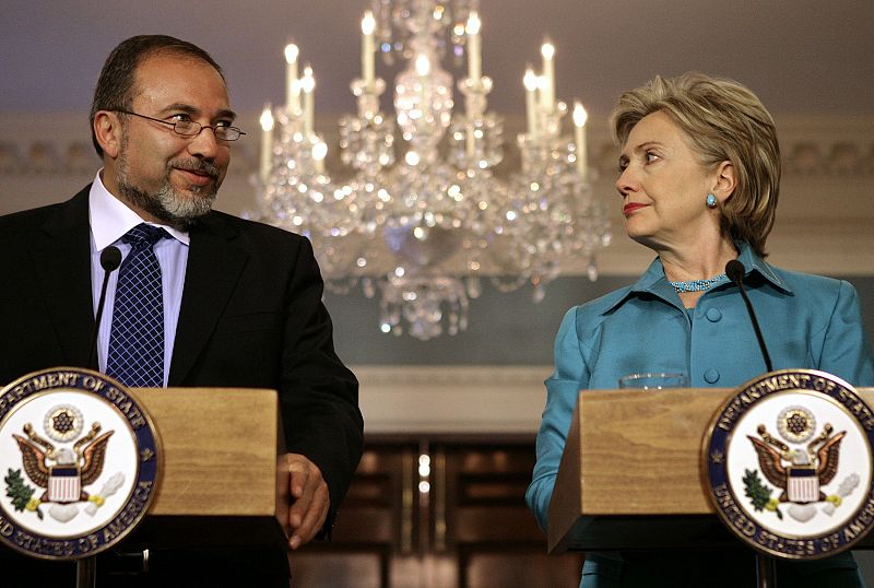 El ministro israelí de Exteriores se opone a frenar los asentamientos ante Hillary Clinton