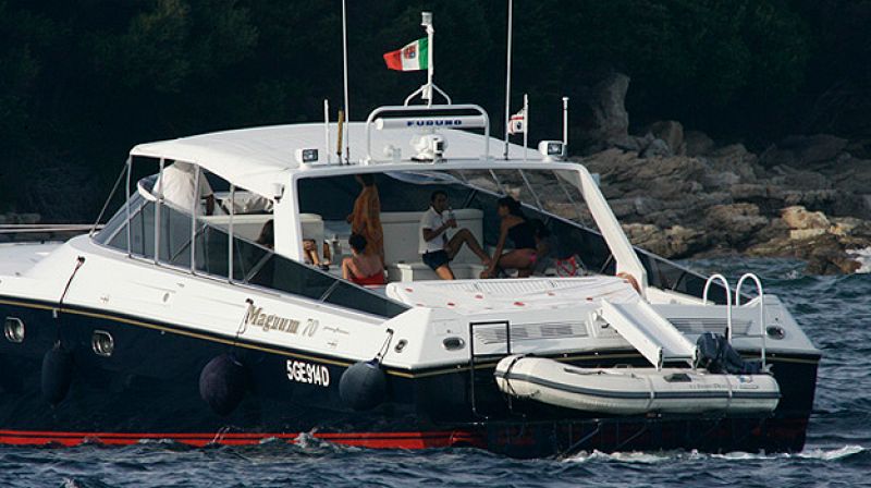 Publican nuevas fotografías de jóvenes a bordo del yate de Berlusconi