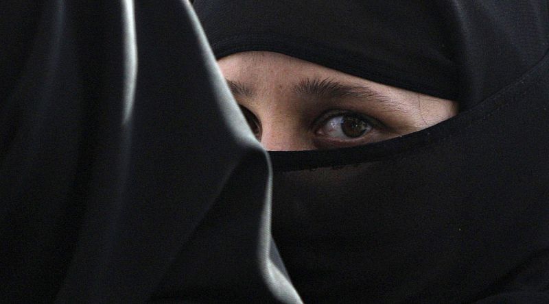 Francia estudia prohibir el burka
