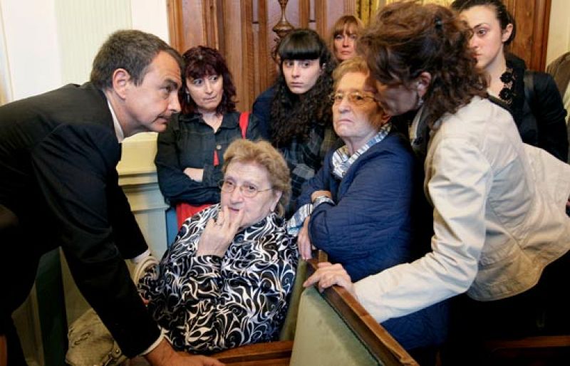 Autoridades y familiares comienzan a llegar a la capilla ardiente del policía asesinado por ETA