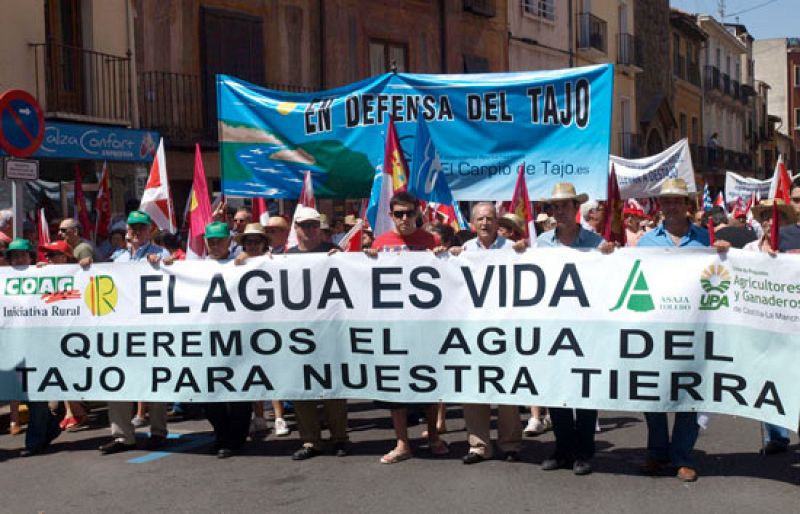 Miles de personas se manifiestan en Talavera en contra del trasvase Tajo-Segura