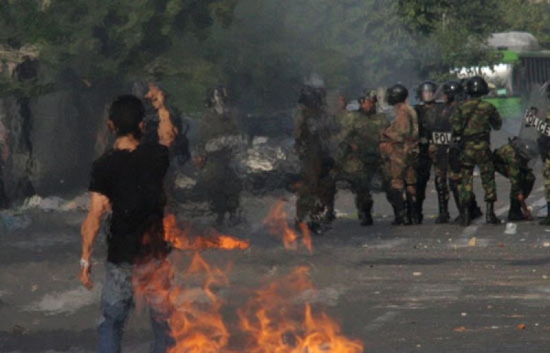 Dos muertos, ocho heridos y una dura represión policial marcan una tensa jornada en Irán