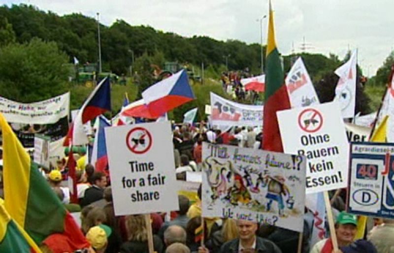 Miles de agricultores europeos piden en Luxemburgo medidas comunitarias contra la crisis