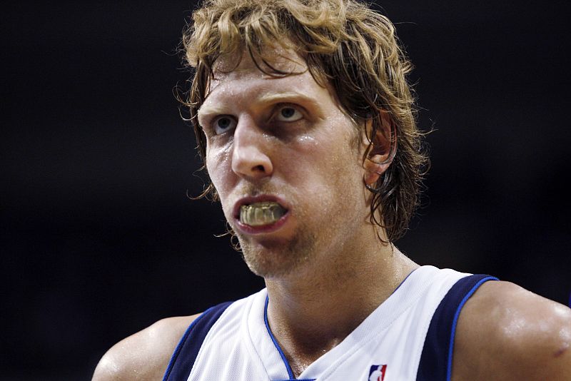 Nowitzki trata de olvidar a su novia delincuente